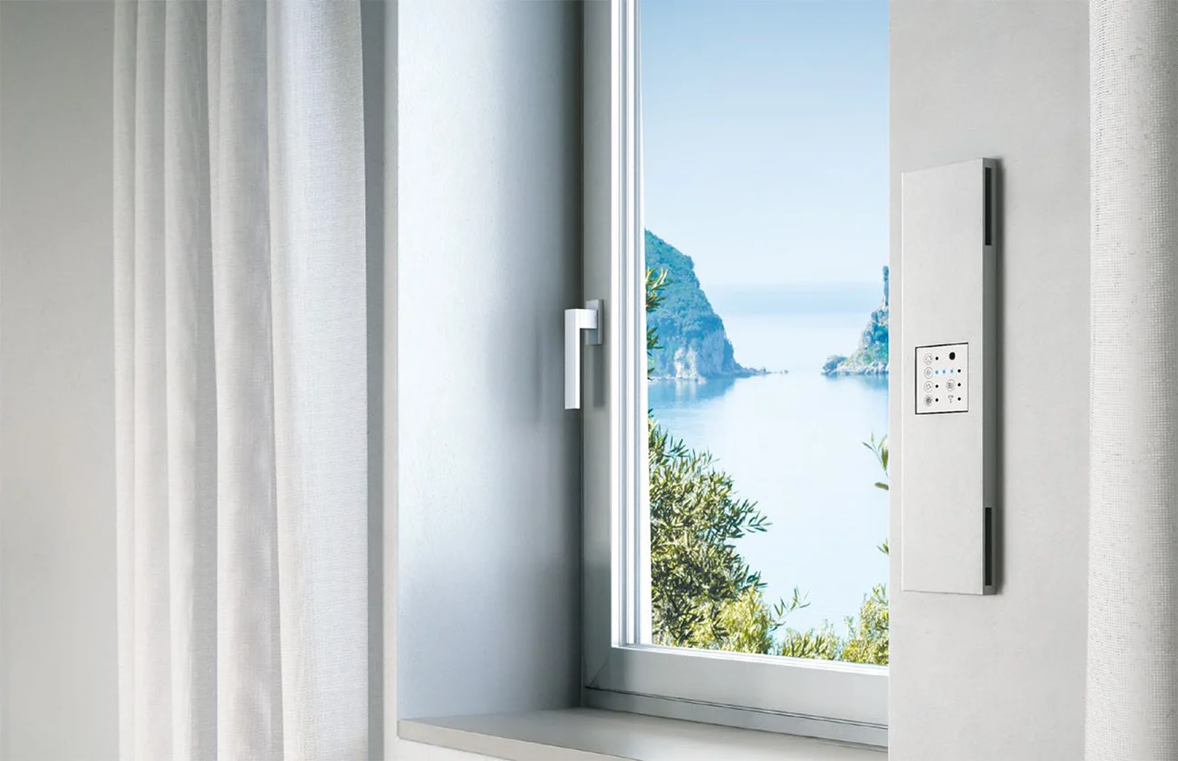 Monoblocco termoisolante Incovar con l'unità di ventilazione meccanica integrata sormontata dal cassonetto coibentato